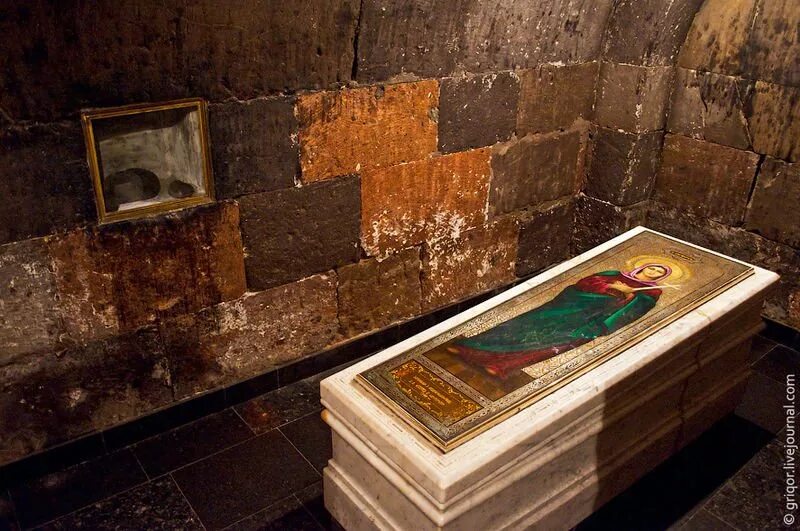 Склеп святых. Гробница николая чудотворца в турции. Святая петронилла. Ватиканские гроты соборе св петра. Святая екатерина сиенская мощи.