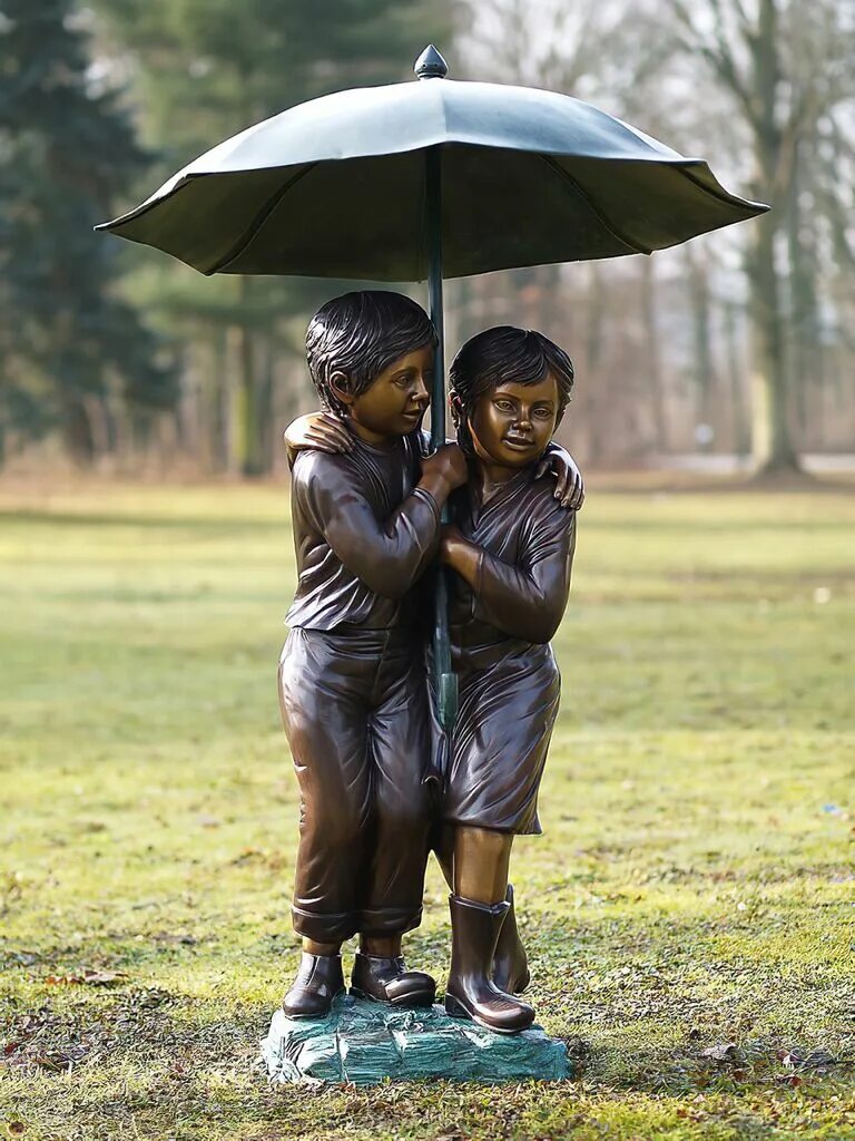 Дети под зонтом. Мальчик с зонтиком. Мальчик и девочка под зонтом. Зонт для детей. Дети под зонтиком