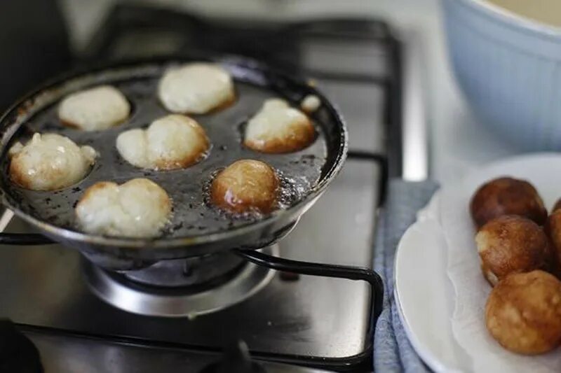 Тесто жарить на сковороде в масле. Сковородка для пончиков. Сковорода для пончиков с углублениями. Форма для пончиков на газу. Сковорода для жарки пончиков.