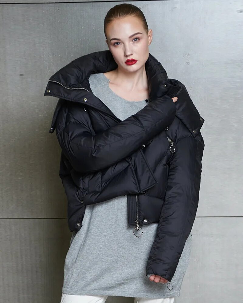 Роял кэт пуховики 2018. Короткая куртка женская. Черный короткий пуховик. Ахмадулина пуховик черный. Пуховик оверсайз 2020 нинель.