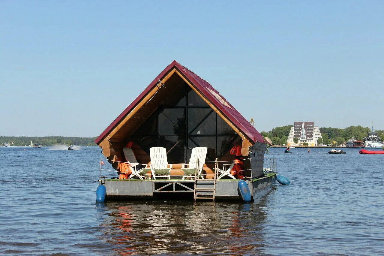 Плавдом павловка. Плавучая баня на икшинском водохранилище. Бани на водохранилище. Плавучая баня пироговское водохранилище. Плавучая баня истра.