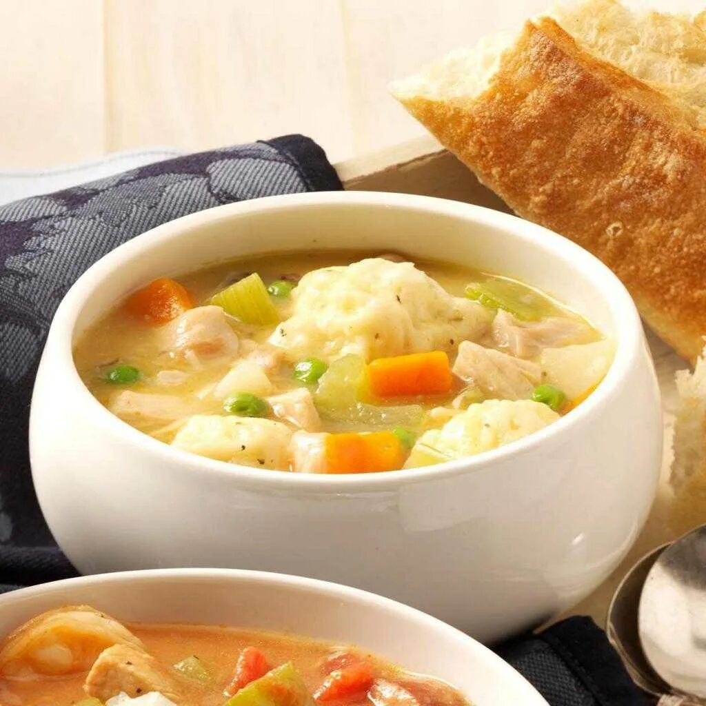 Суп с мясными клецками. Суп с клёцками на курином бульоне. супы на курином бульоне с клецками. куриный суп с клецками. суп картофельный с клецками.