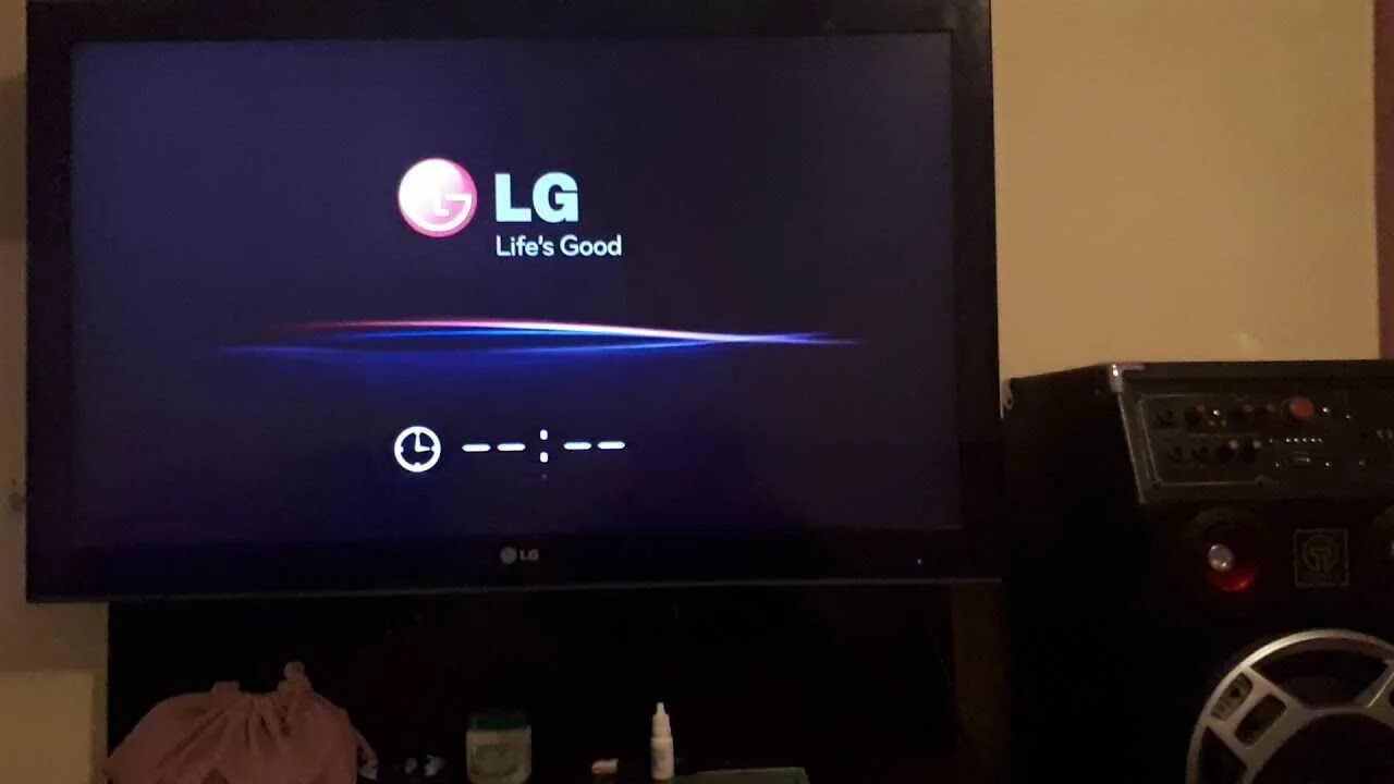 Телевизор lg сам включается. Телевизор Лджи 32ls5600. Выключения телевизора LG. Телевизор LG сам выключился. Телевизор LG включается и выключается.