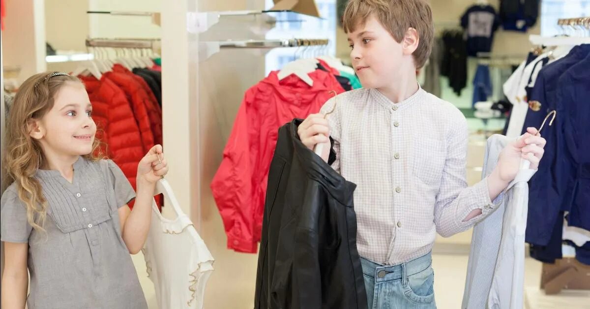 Мальчик примеряет платье. Дети примеряют одежду. Примерка одежды дети. Дети меряют одежду в магазине.