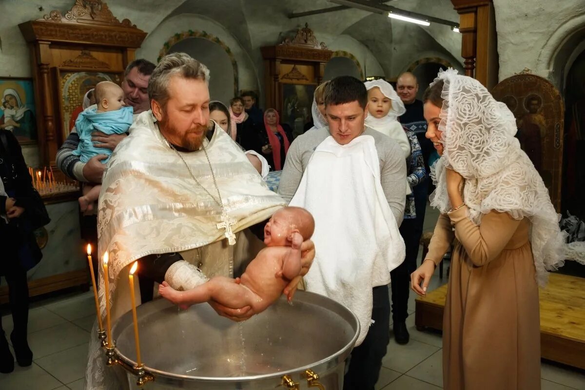 Таинство крещения Андрея. Лебедев таинство крещения. Крещение в церкви. Крещение детей в церкви. Что делает крестная во время крещения