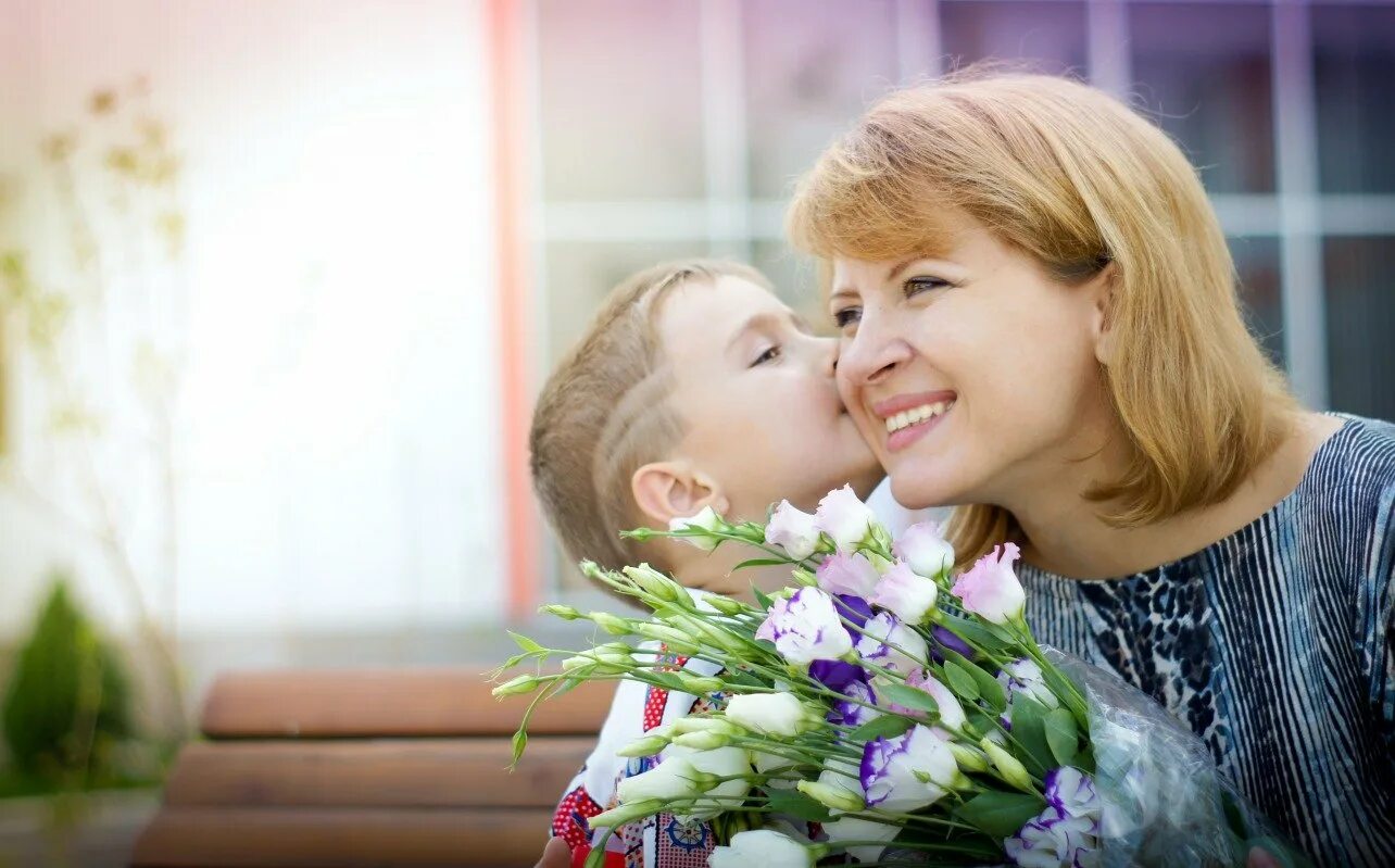 Фото мамы с ребенком крокус. Благодарный ребенок. Мама благодарит ребенка. Матери благодарят детей. Картинка мама.