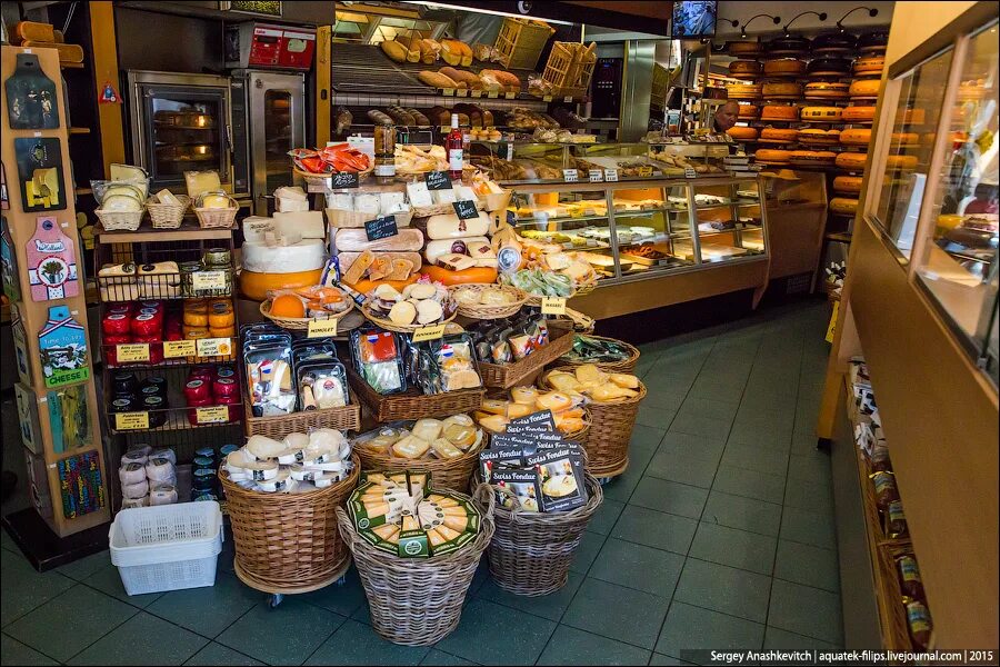 торговля девушками. здесь много магазинов. здесь много магазинов. продуктовый магазин внутри. красивый продуктовый магазин.