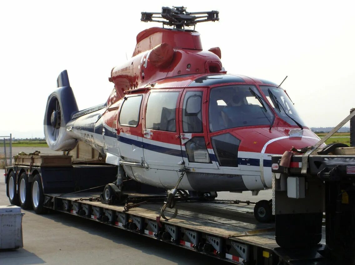 Перевозка вертолета на трале. Перевезти вертолет. Транспортировка вертолета. Транспортировочный вертолет. Транспортировка вертолета.