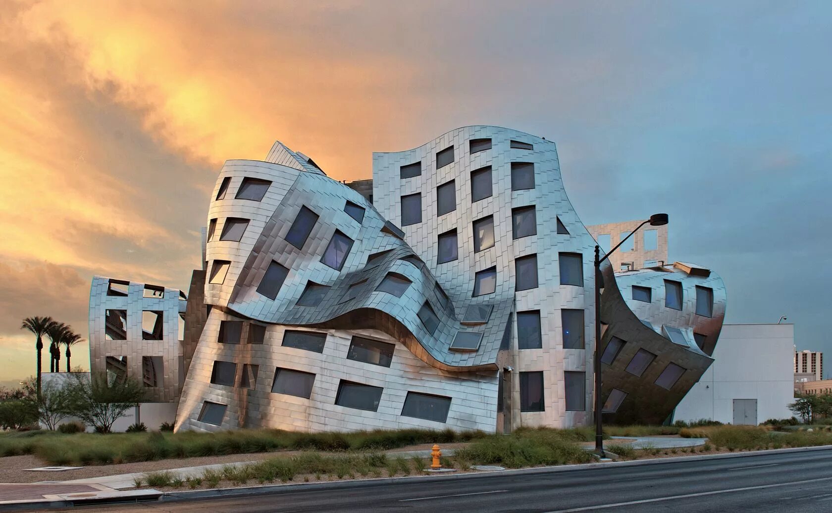 Brain building. Фрэнк Гери центр здоровья мозга Лу Руво в Лас-Вегасе. Фрэнк Гери центр Лу Руво в Лас-Вегасе США проект. Фрэнк Гери Архитектор.