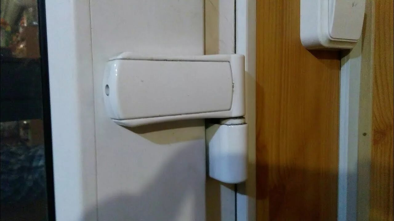 Снять балконную пластиковую дверь с петель. Петли для пластиковых входных дверей. Заедает замок балконной двери. Ручка на пластиковой двери расшаталась. Разобрать шарнир пластиковой двери.
