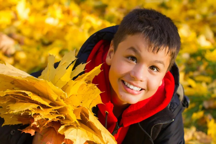 Мальчик осень. Мальчик осенью. Осенние листья для детей. Фотопортрет мальчика.