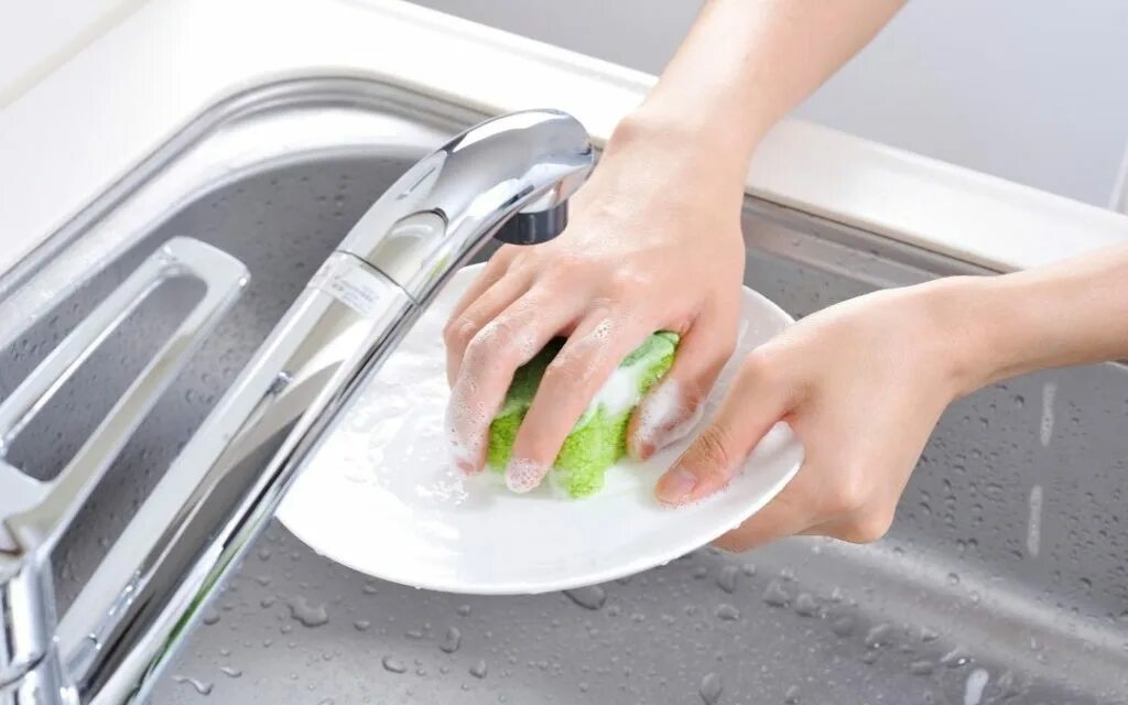 Мытье посуды. Мытые тарелки. Моющий для посуды. Wash the dishes или Wash dishes. He to wash dishes