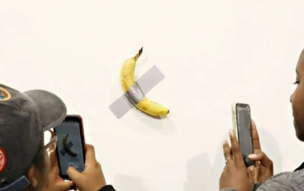 120 тыс долларов. Банан Маурицио Каттелана. Банан художник Маурицио Каттелан. Современное искусство банан на скотче. Банан на скотче выставка.