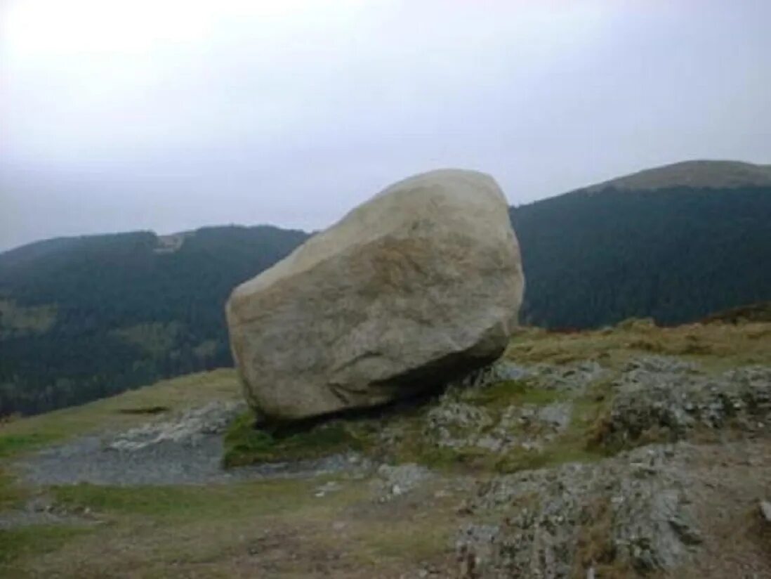 Валун «Гомсин камень». Машукский камень. Грустный камень. Одинокий камень.
