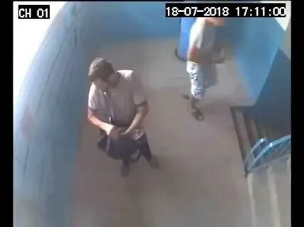 Видео писающих в подъезде