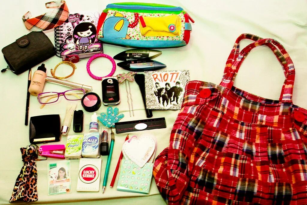 Вещи предметы с помощью которых люди. Сумка с вещами. Вещи в сумочке у девушки. Содержимое женской сумочки. Много вещей в сумке.