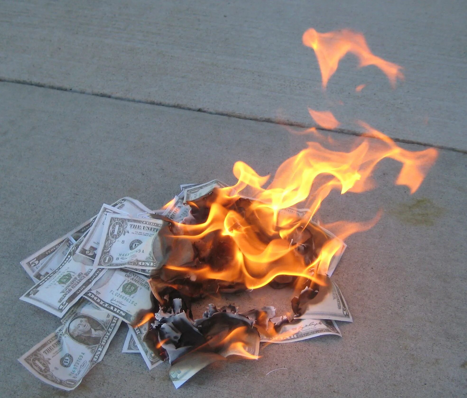 Сжигание денег. Горящие деньги. Горящие купюры. Сжигает деньги. Вклады сгорят