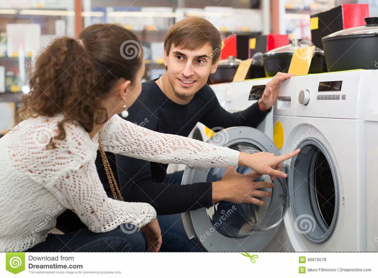 Люди выбирают Стиральные машины. Пара выбирает стиральную машину. Муж и жена в стиральной машине. Стиральная машина мужчина+женщина.