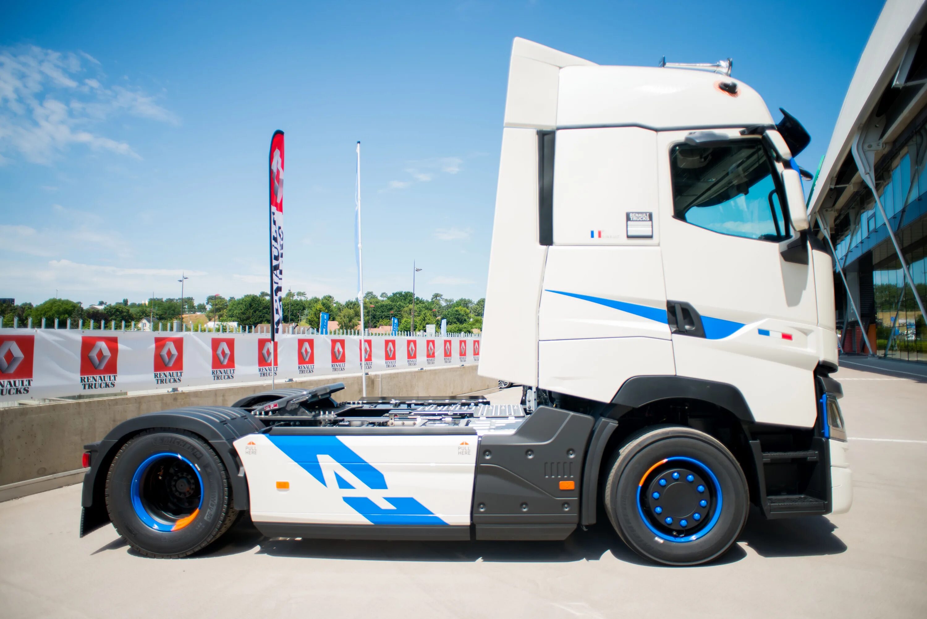 High t. Renault t Alpine. Renault t High Edition. Renault Trucks t High Edition - Team Alpine. Рено т сбоку.