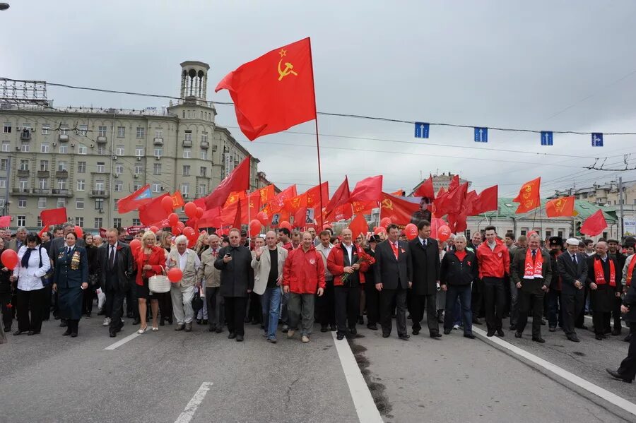 Первомайская демонстрация. Красные Знамёна на демонстрации. Флаги на демонстрации. Парад 1 мая СССР. Митинг флага