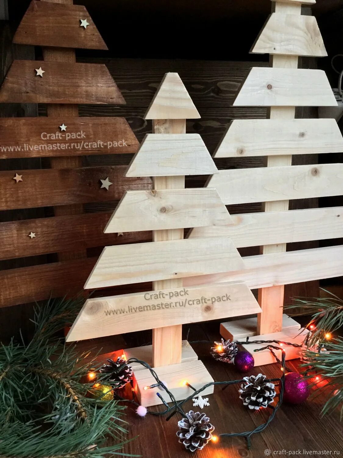 Елка из деревяшек. Как сделать деревянную елку своими руками. Елка из палок. Елка из досок своими. Сканди елка деревянная.