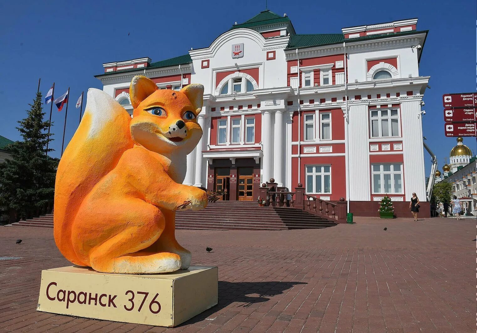 Памятник лисе в Саранске. Скульптура лиса Саранск. Саранск памятник лисичке. Символ города Саранск лиса. Тигразубик