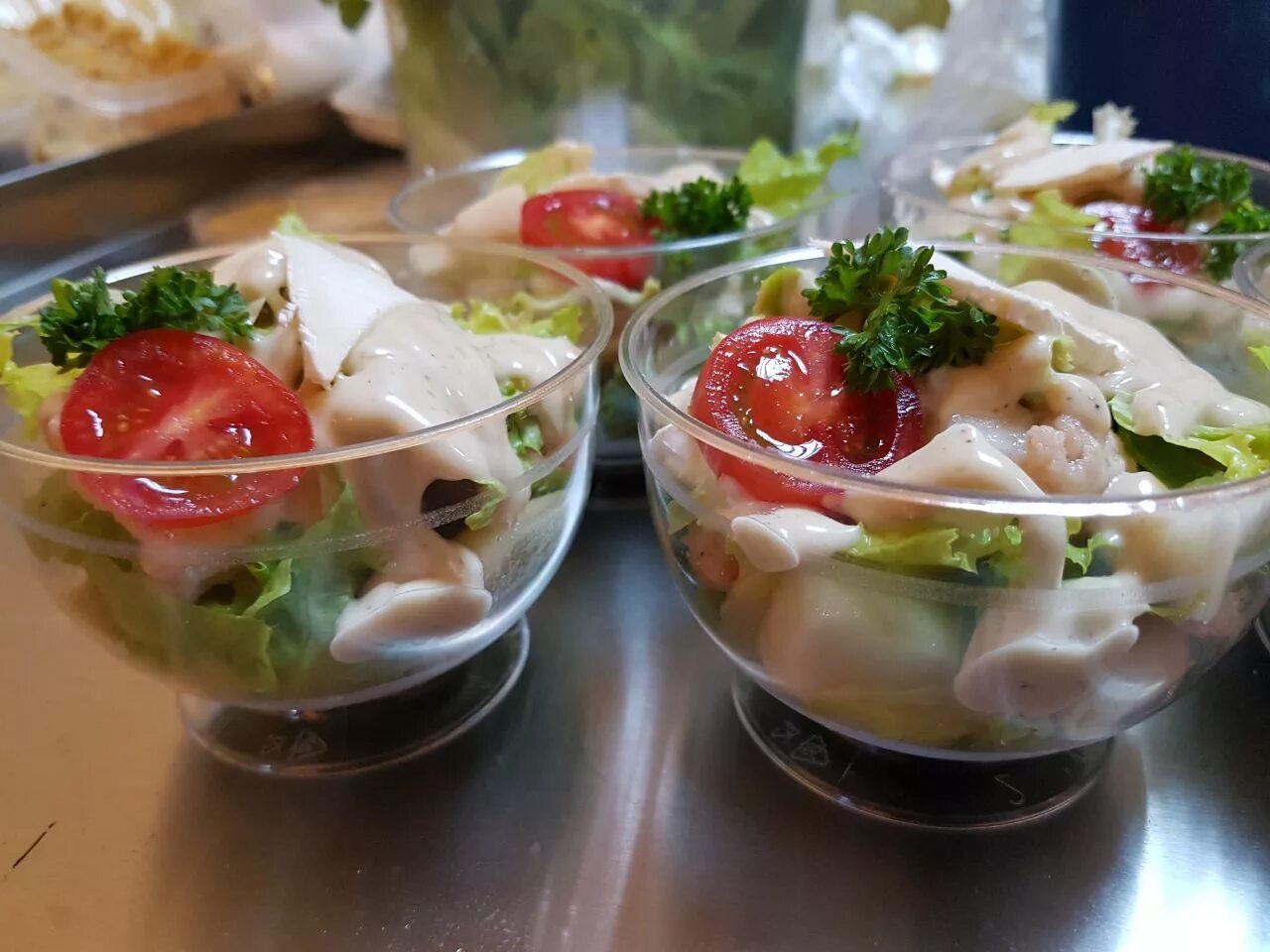 Салат-коктейль морской Бриз ТТК. Салат в креманке. Порционные салаты в креманках