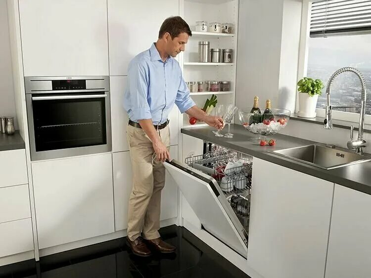 Посудомоечная останавливается. Посудомоечная машина намкухни. Встроенная техника для кухни. Посудомойка на кухне. Кухня со встроенной посудомойкой.