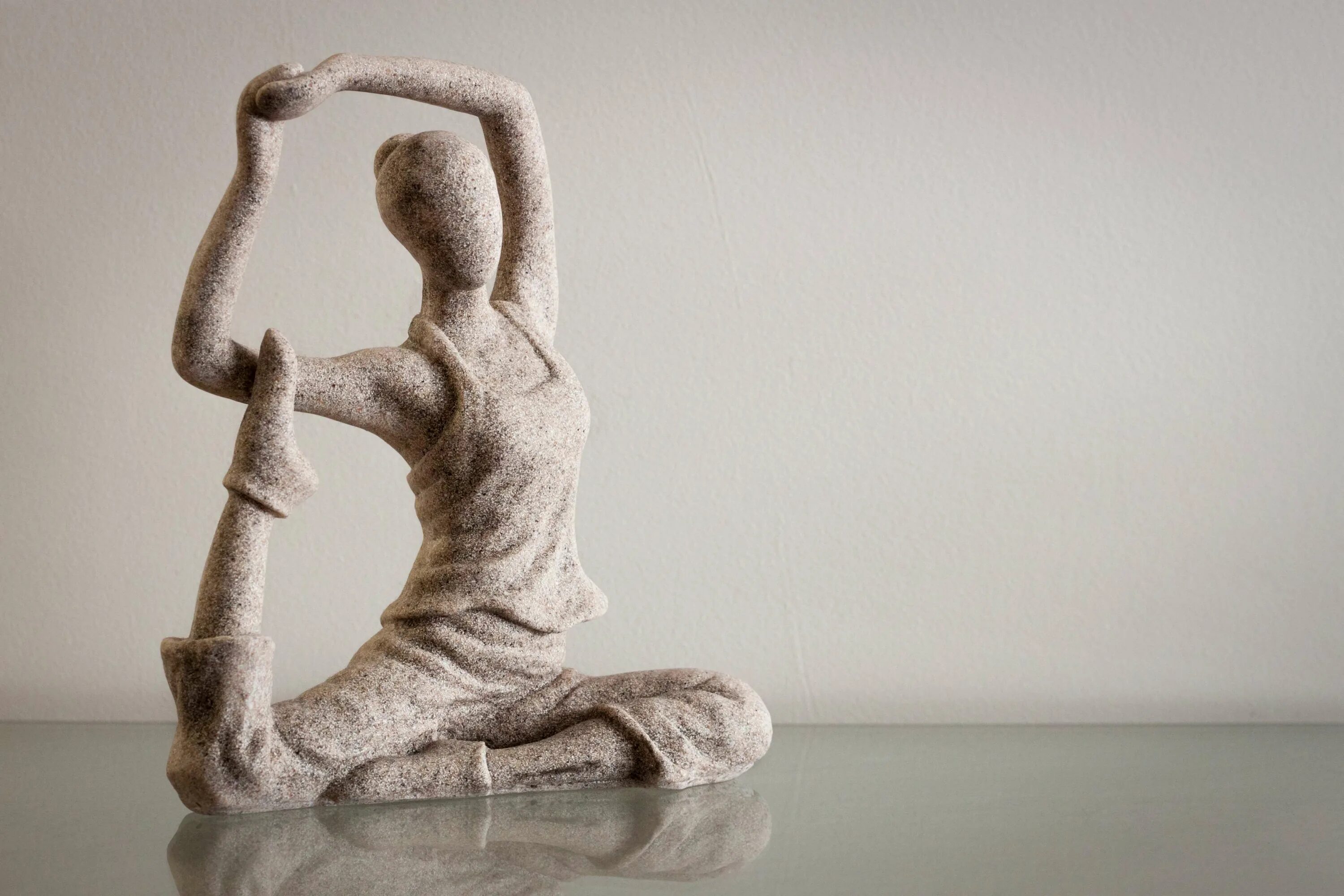 Медитация 5 букв. Пейдж Бредли скульптуры. Фигурка йога. Скульптура йога. Фигурка йогини.