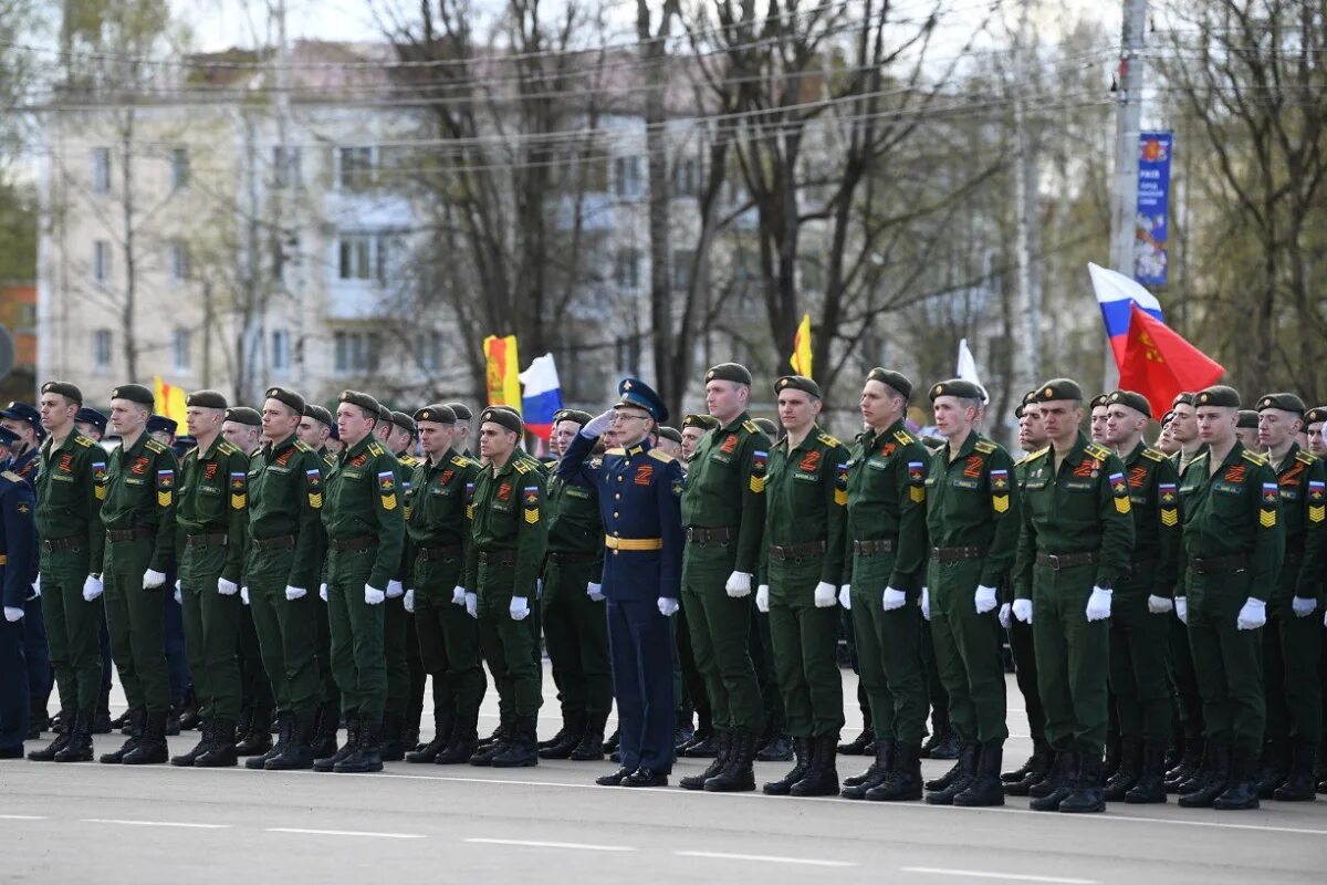 Парад 9 мая города. Парад 9 мая. Парад Победы Великие Луки. Парад в городе. Парад Ржев 9 мая.