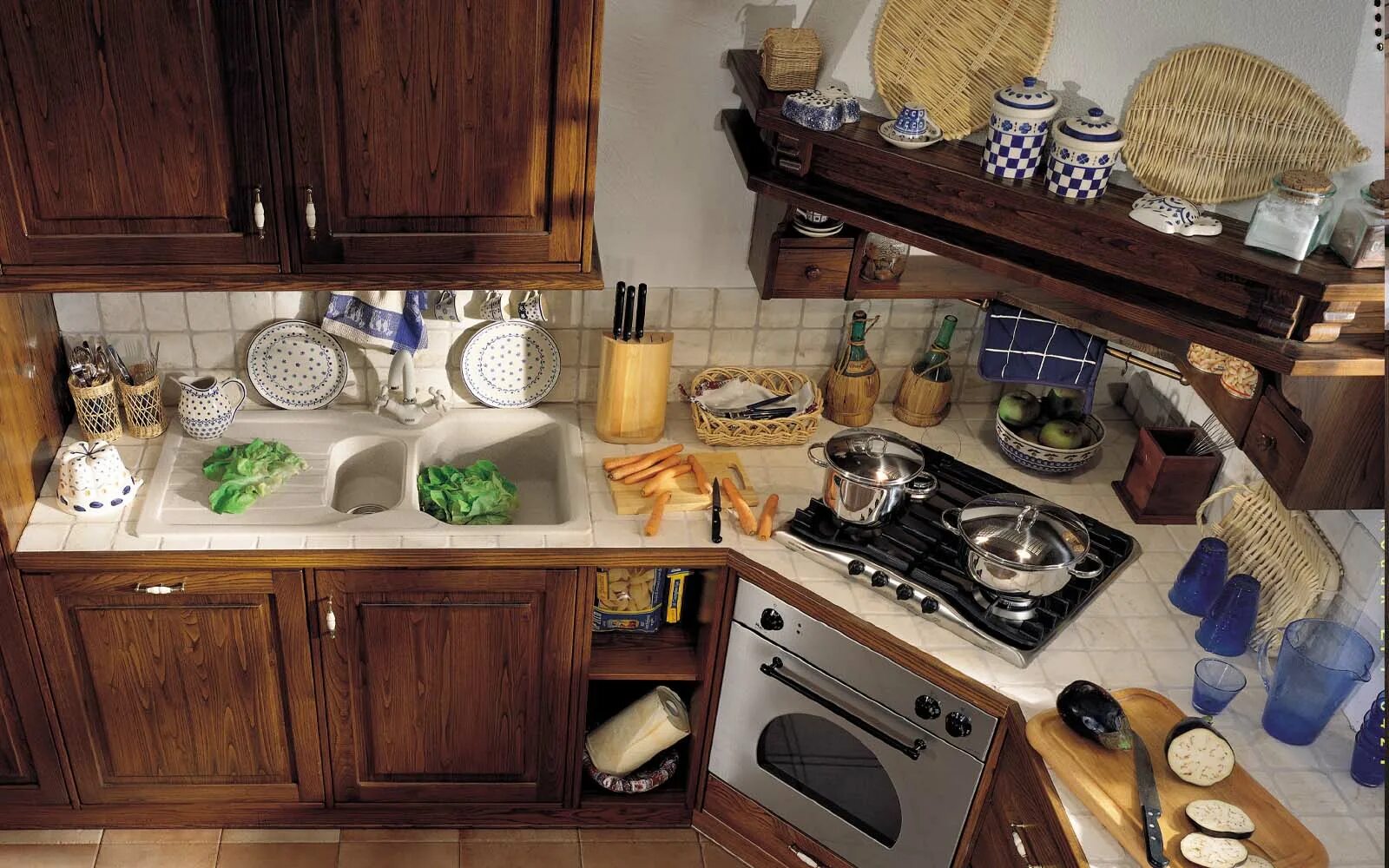 Кухня насколько. Расстановка кухонной мебели на кухне. Кухонный гарнитур расстановка. Расположение предметов в кухонном гарнитуре. Удобное расположение мебели на кухне.