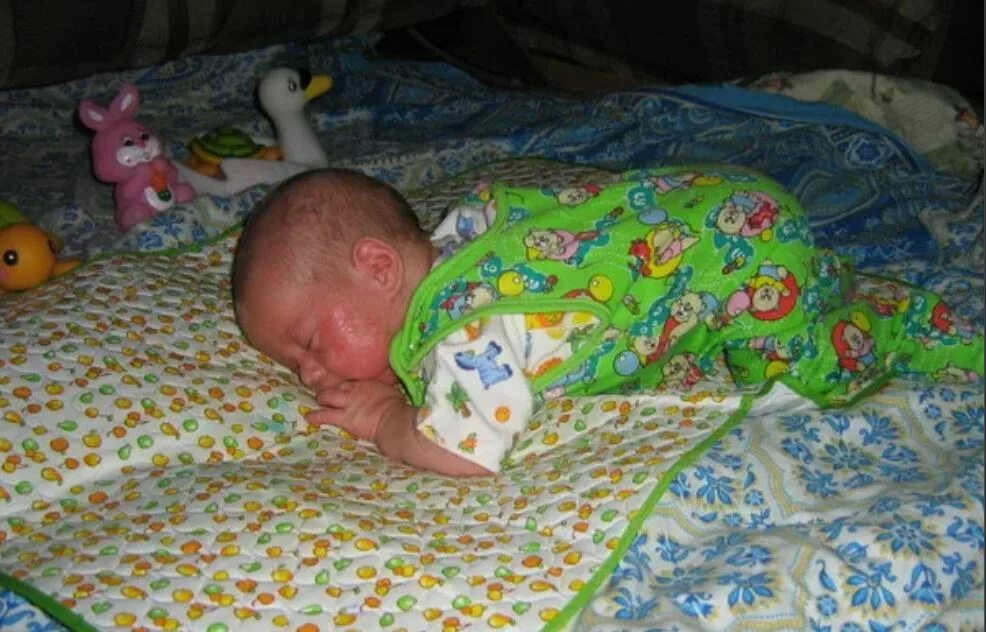 Можно новорожденному спать на подушке. Выкладывание младенца на живот. Выкладывание грудничка на животик.