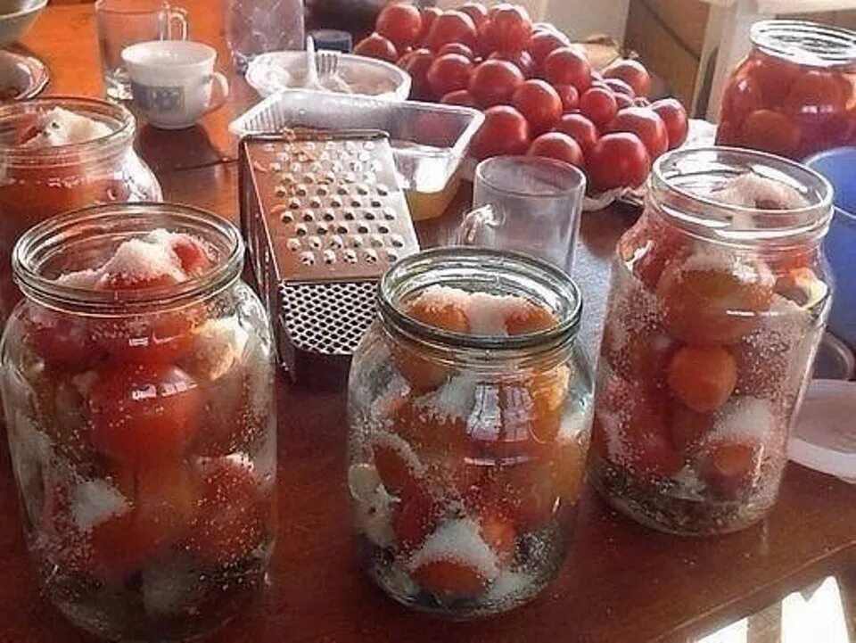 На дно литровой банки. Помидоры в литровые банки на зиму. Заготовки на зиму в маленьких банках. Томат в банке. Помидоры в маленьких баночках на зиму.