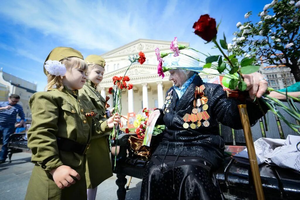 Праздновать великой победы. Цветы ветеранам. День Победы ветераны. Празднование дня Победы. Дети поздравляют ветеранов.