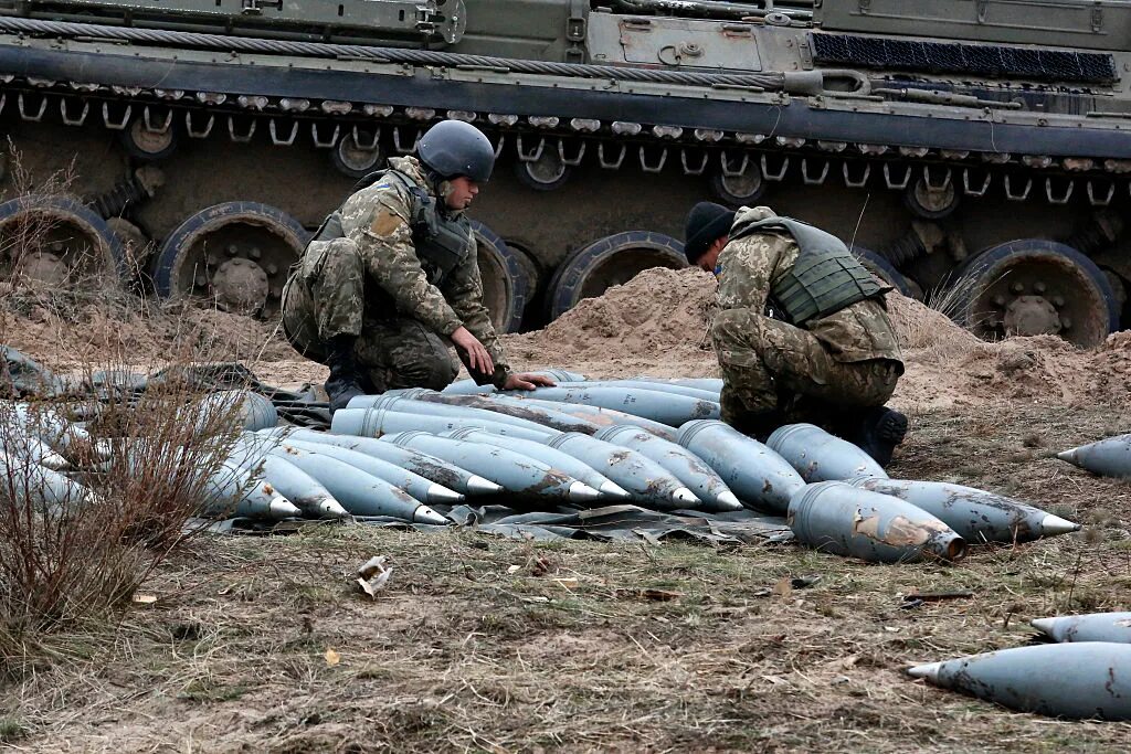 Перевозка боеприпасов. Подвоз боеприпасов. Военные материалы. Мертвые украинские военные.