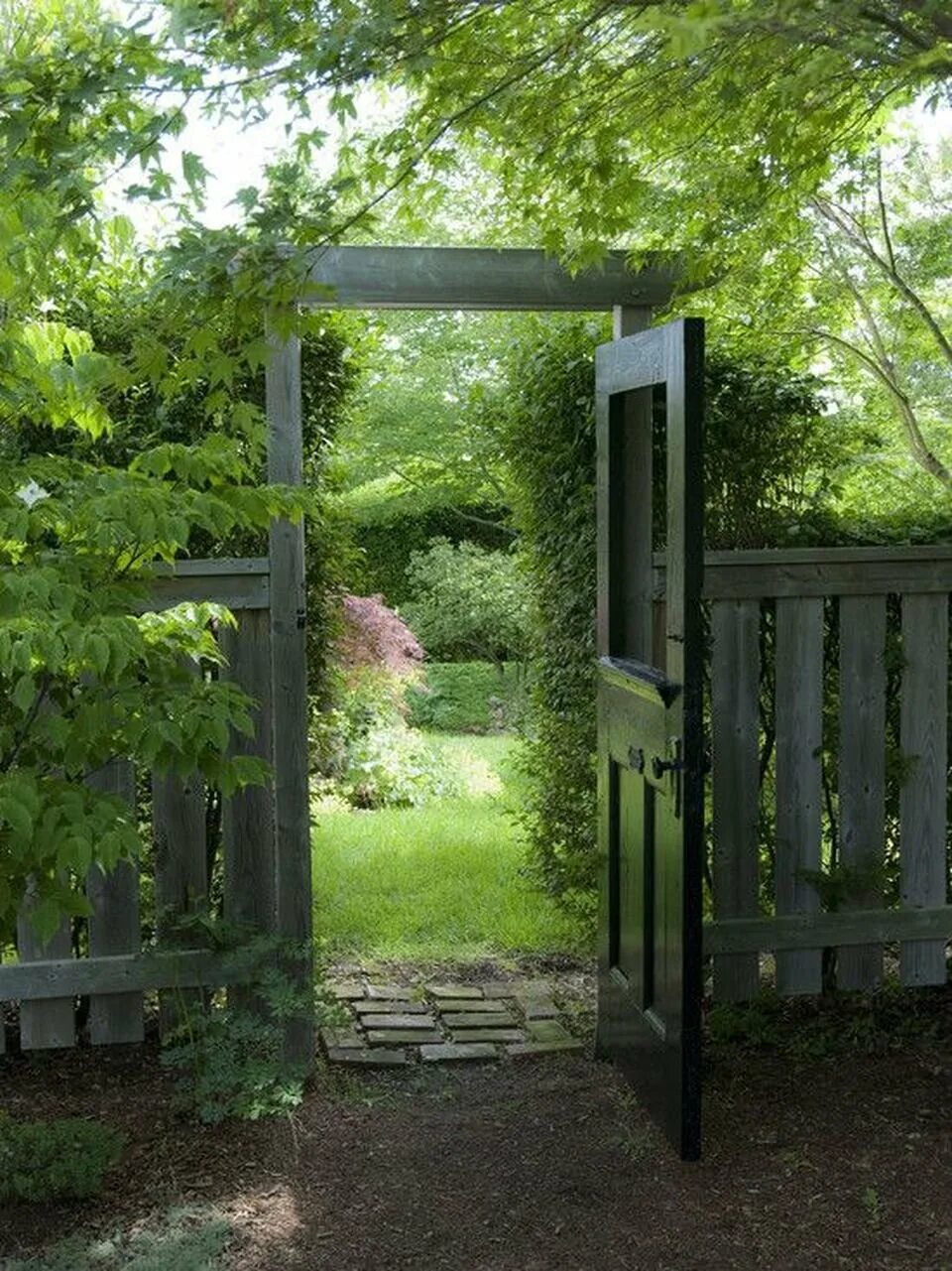 Старые деревянные ворота. Увитая плющом беседка арка в саду. Узкая калитка. Плющ ворота поместье. Сказочные ворота.
