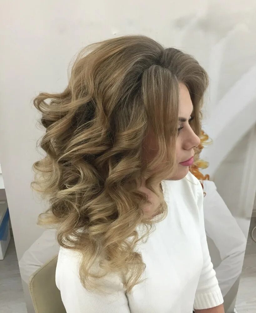 Конус для накручивания локонов. Плойка для кудрей. Голливудские локоны. Укладка волос в салоне. Окрашивание волос в парикмахерской.