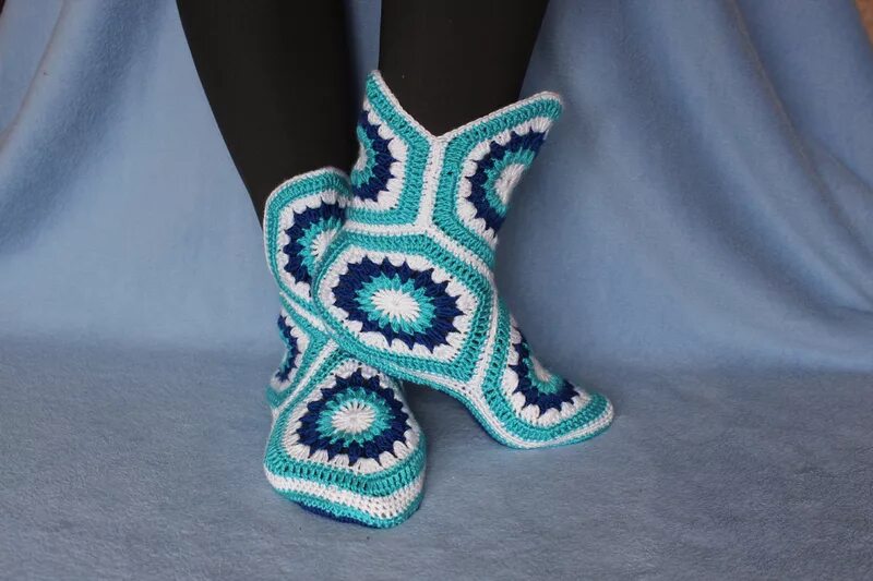 сапожки из бабушкиного квадрата. сапожки из бабушкиного квадрата. сапожки бабушкиным квадратом. тапочки сапожки бабушкин квадрат. сапоги из бабушкиного квадрата.