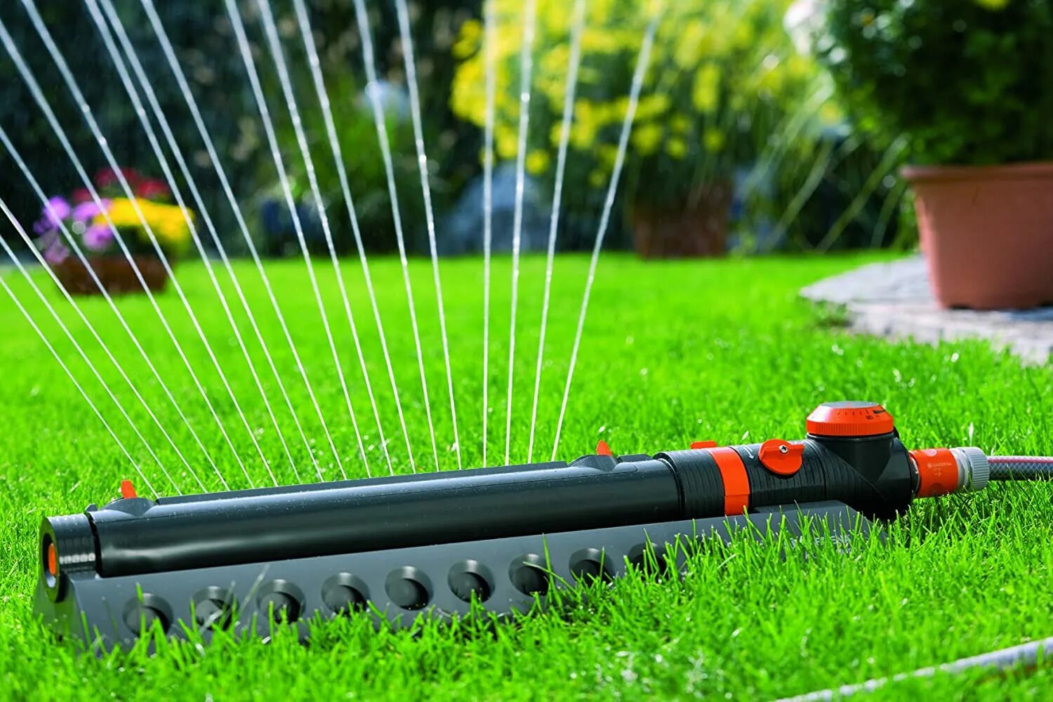 Дождеватель gardena aquazoom. Gardena aquazoom. gardena aquazoom 350. gardena поливалка для газона. шланг дождеватель гардена.