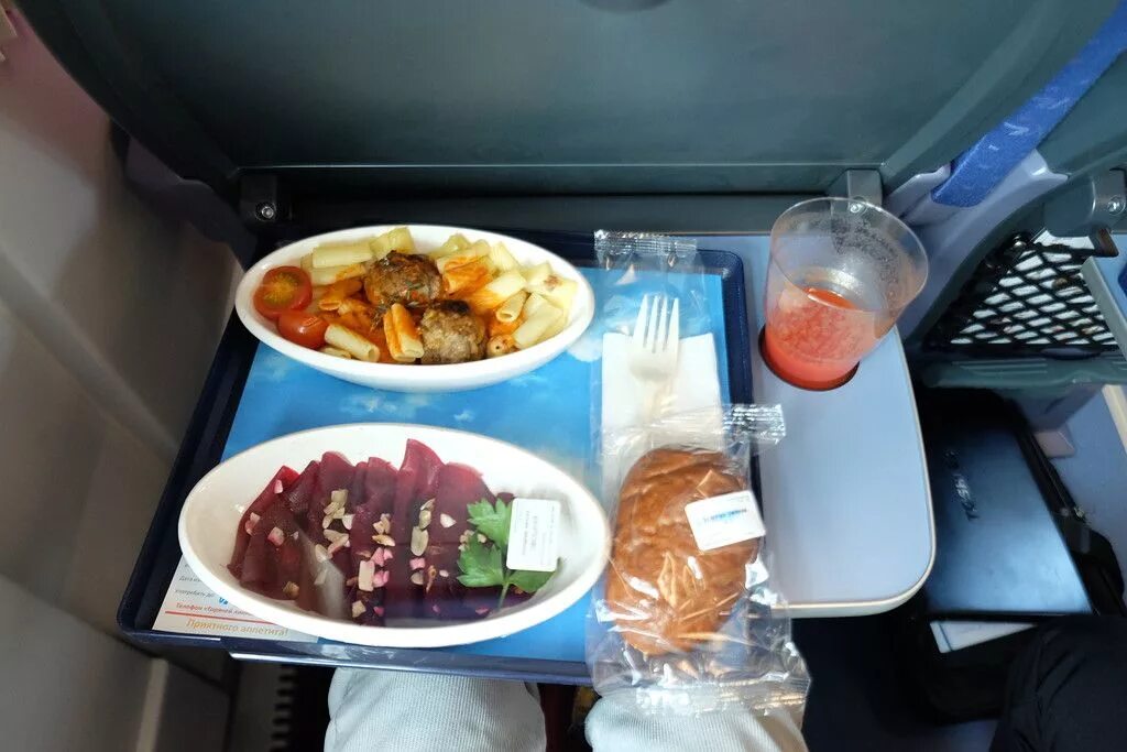 Поезд с питанием сколько раз кормят. Купе 2э питание. Питание в поезде. Рацион питания поезд. Обед в поезде.