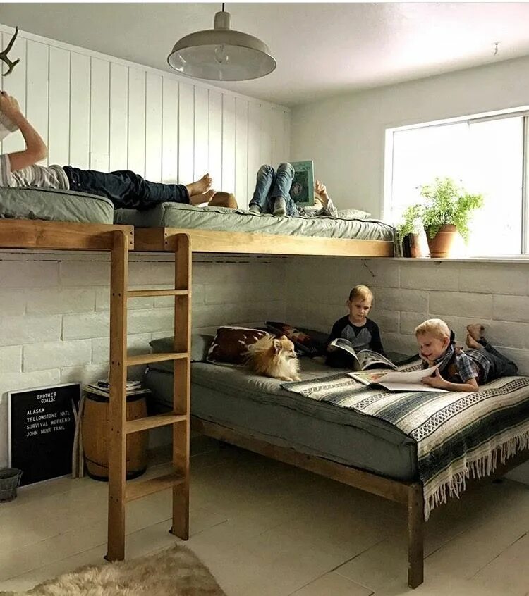 Кровати углом в детской. Кровать для троих. Три человека входят в одну комнату. Три человека входят в одну комнату. Комната для трех девочек.