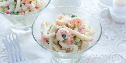 Салат с морским коктейлем яйцом и огурцом