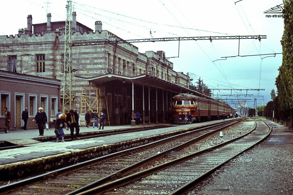 Батумский старый Железнодорожный вокзал. Батуми старый Железнодорожный вокзал. Вокзал Батуми СССР. Батумский ЖД вокзал СССР. Включи старая станция