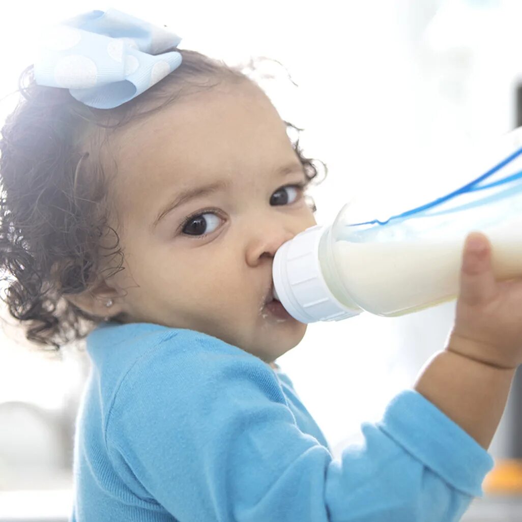 Дети пьют из бутылки. Малыш пьет молоко из бутылочки. Злой ребёнок пьёт из бутылочки. Малыш пьет из бутылочки фото. Картинка пьет из бутылочки.