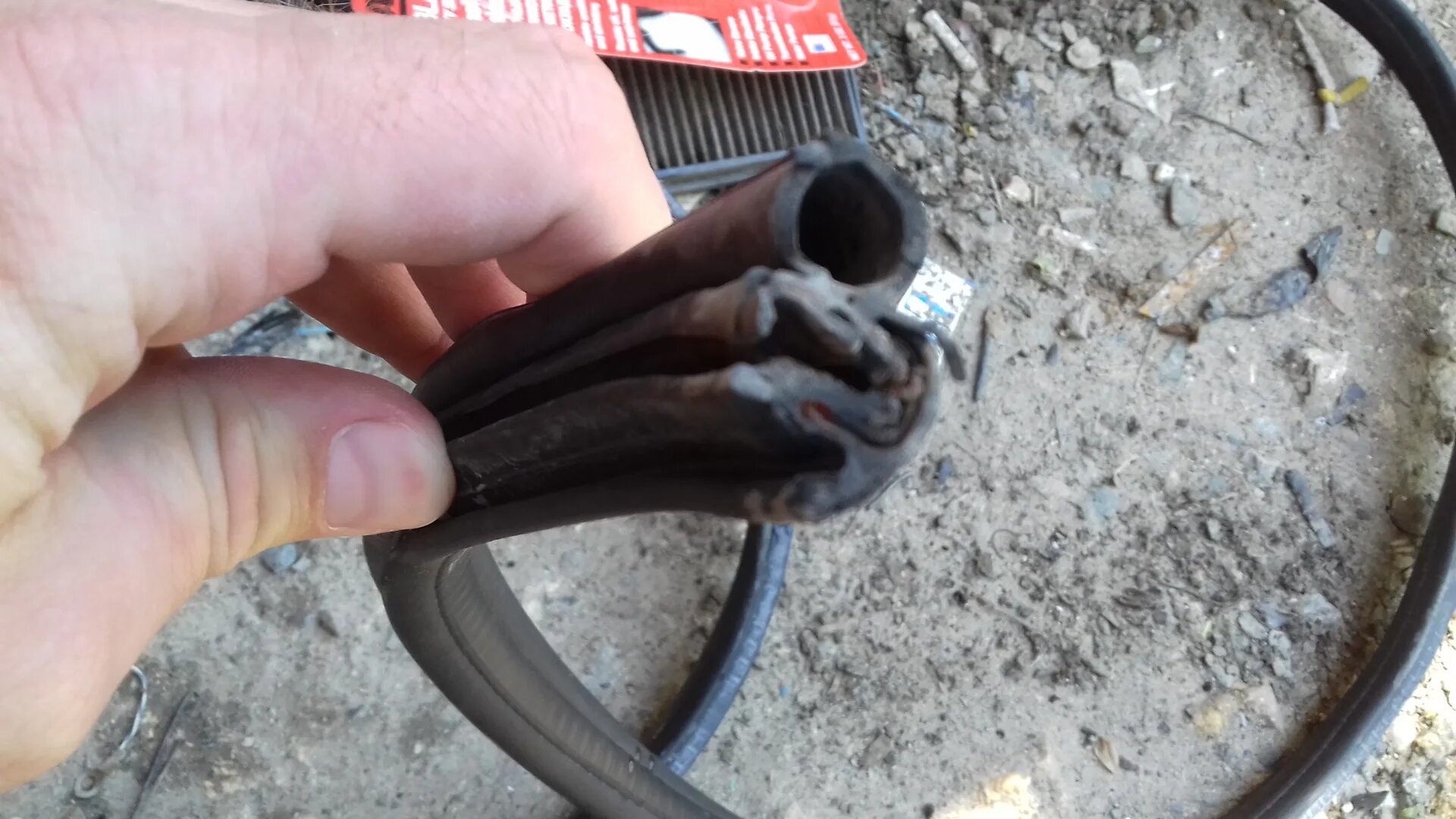 Уплотнительная резинка пежо. Уплотнитель антенны peugeot 307. Уплотнитель порога пежо 307 универсал. Уплотнительная резинка пежо. Уплотнитель двери пежо 307.