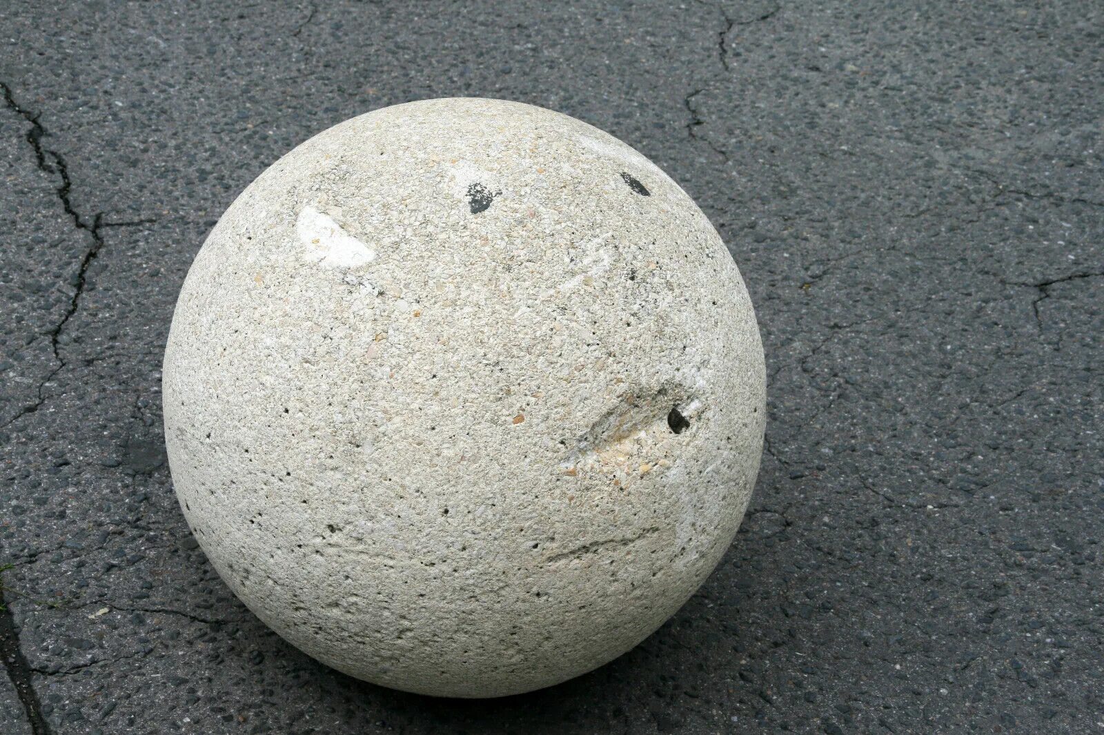 Бетонный шар весит. Бетонный пустотелый шар. Шар бетонный полированный. Полированные бетонные шары для сада. Гипсовый шар.