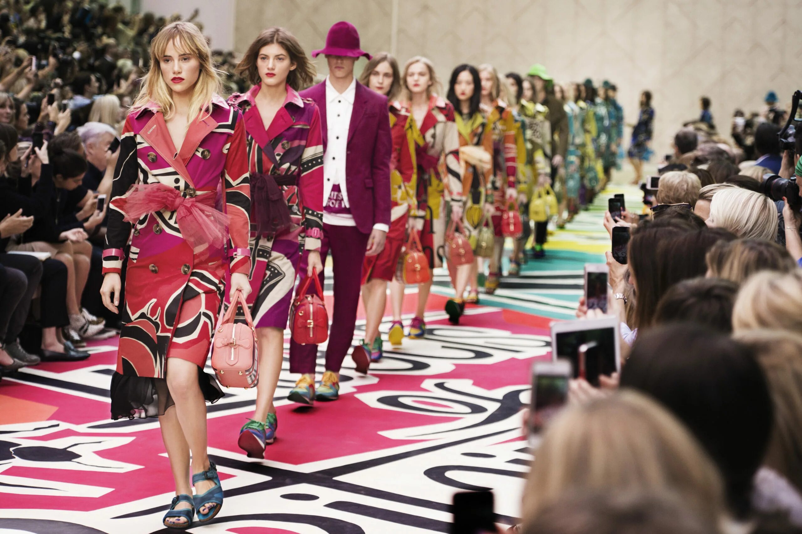 Big fashion show. Burberry показ 2023. Лондонская неделя моды (London Fashion week). Модный показ. Модные мокапы.