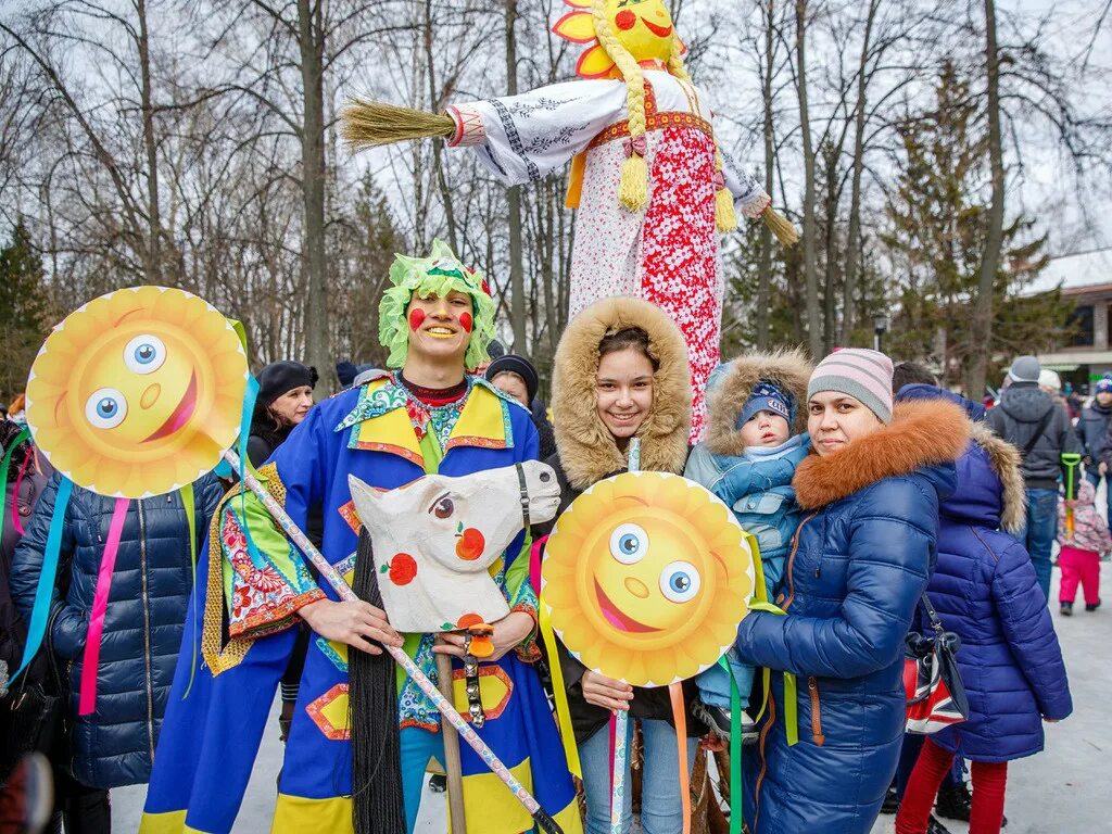 Развлечение широкая масленица. Украшение на Масленицу в детском саду на улице. Украшение площадки на Масленицу. Символы Масленицы. Масленица атрибуты праздника.