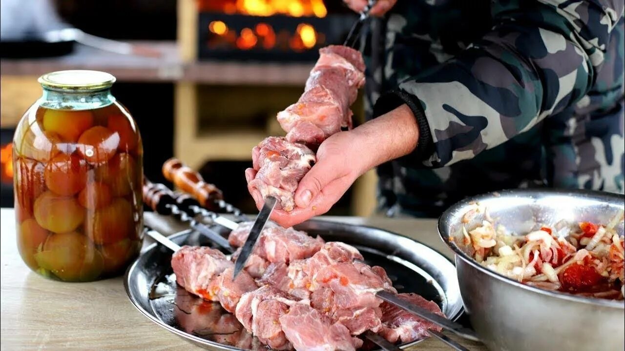 Мясо под шашлык. Мясо для шашлыка. мясо на шампуре. шашлык маринуется. маринад для шашлыка.