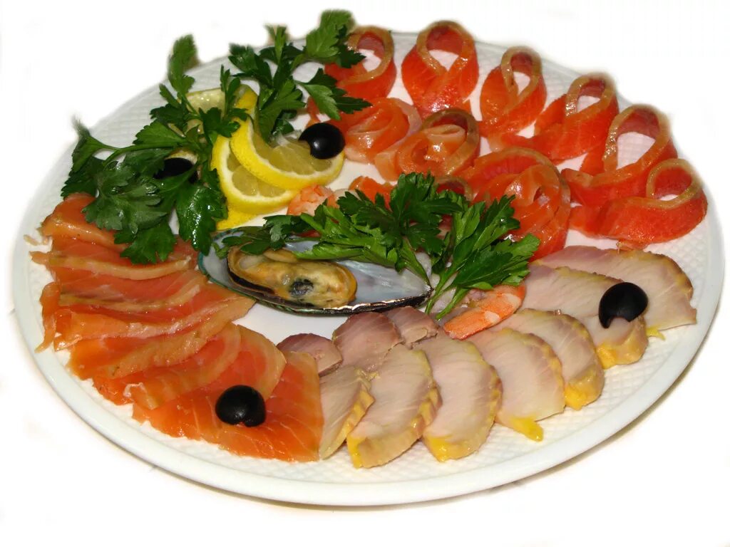 Рыбная нарезка на праздничный стол. Рыбное ассорти на праздничный стол. Украшение рыбного ассорти. Рыбная тарелка на праздничный стол. Нарезки рыбы на стол